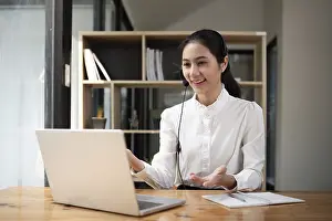 Business Attire Drucke: Call center agent with headset working on support hotline in office