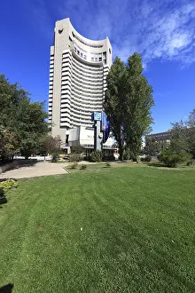 Southeast Europe Buildings Drucke: In the centre, the Hotel Intercontinental