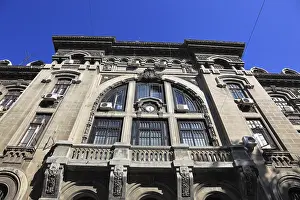 Southeastern European Architecture Drucke: In the centre, office building