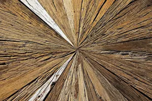 Deserted Wooden Structure Drucke: Centre of an old table top