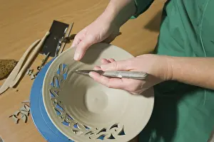Bavarian Craftsman Drucke: Ceramic artist working in her workshop