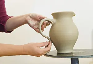 Handcrafted Goods Drucke: Ceramic artist working in her workshop