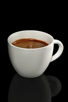 Ceramic Coffee Cup Drucke: Ceramic cup of coffee isolated on black