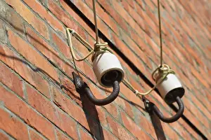 Electricity Transmission Line Drucke: Ceramic insulators on the wall. Connection wiring