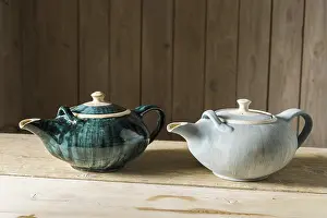 Handmade Pottery Drucke: Ceramic workshop, finished pot on the right