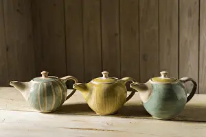 Handmade Ceramics Drucke: Ceramic workshop, three glazed pots on workbench