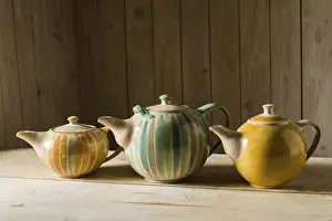 Handmade Ceramics Drucke: Ceramic workshop, three glazed pots on workbench
