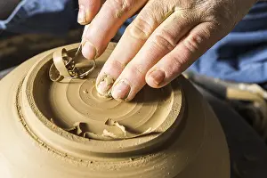 Traditional German Crafts Drucke: Ceramic workshop, hands shape bottom of pot on pottery wheel