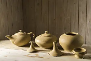 Ceramic Workshop Drucke: Ceramic workshop, leather-hard pots in three stages on workbench