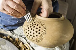 Ceramic Workshop Detail Drucke: Ceramics workshop, hand roughens surface with fork