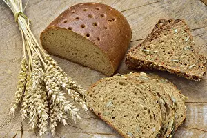 Basic Food Photography Drucke: Cereal, wheat and bread on a wooden table