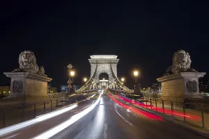 Budapest Chain Bridge Drucke: The Chain Bridge in Budapest in the evening