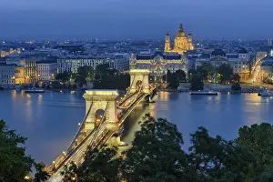 Budapest Chain Bridge Drucke: Chain bridge with Gresham Palace and St
