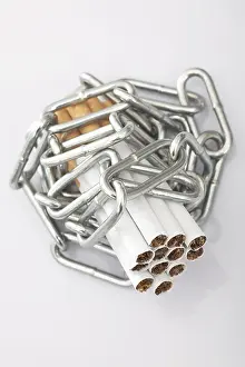 Smoking Addiction Symbol Drucke: Chain tied around cigarettes
