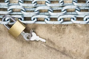 Deserted Background Drucke: Chains and lock on the dirty grunge background