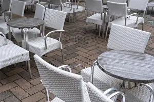 Bilder Datiert 27. Juli 2024: Leere Stühle und Tisch draußen.