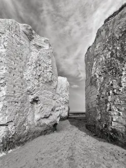 Steep Cliff Formations Drucke: Chalk cliffs with passage to the sea