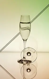 Champagne Glasses Drucke: Champagne glasses on mirror surface and smooth background with colour gradient