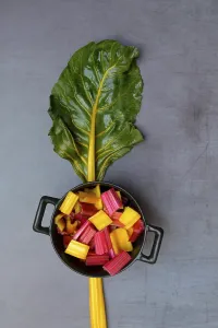 Leafy Greens Nutrition Drucke: Chard, leaf and chopped stems in pots