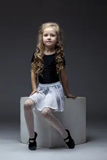 Female Sporty Pose Drucke: Charming curly performer posing in studio on gray background