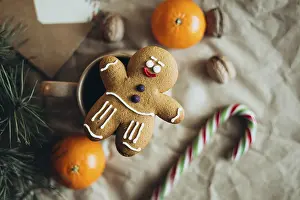 Gingerbread Man Cookie Drucke: A charming gingerbread man cookie is surrounded by festive elements like oranges
