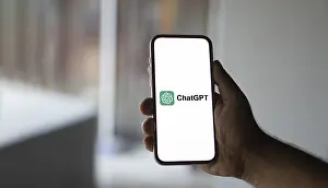 Artificial Intelligence Technology Drucke: ChatGPT artificial intelligence chatbot app on smartphone screen