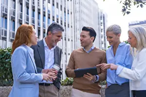 Finance Industry Professionals Drucke: Chatting and seeing work stuff on a tablet