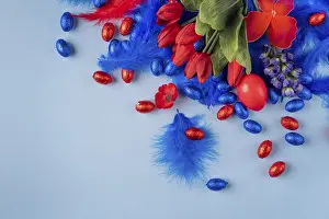 Ornate Easter Decorations Drucke: Cheerful Easter decoration with a red egg surrounded by tulips and feathers