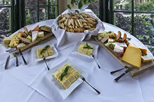 Empty Buffet Table Setup Drucke: Cheese buffet, bread and cheese on a round table