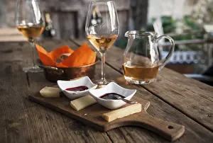 Drucke von Käseplatter mit Dips, Brotkorb, Weinflaschen und Weinkrug, Tirano, Provinz Sondrio, Lombardei, Italien Sondrio Drucke: Käseplatter mit Dips, Brotkorb