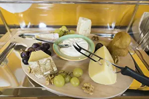 Deserted Dinner Table Setup Drucke: Cheese Table