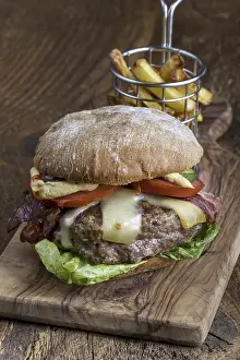 High Calorie Cheeseburger Drucke: Cheeseburger with chips on wood