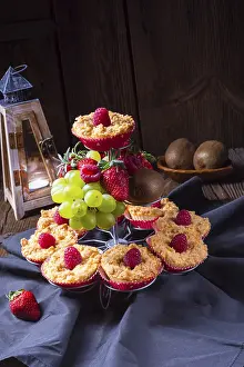 Empty Bakery Products Drucke: Cheesecake Muffins with raspberry