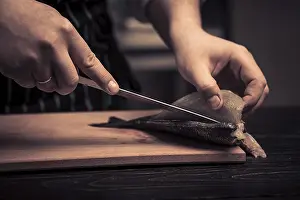 Kitchen Device Images Drucke: Chef cutting the fish on a board