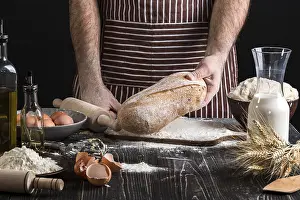 Fresh Bread Drucke: Chef holds the fresh bread in hand