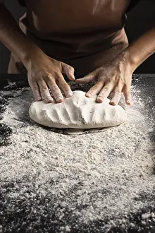 Chef Kneading Dough Drucke: Chef kneading dough table