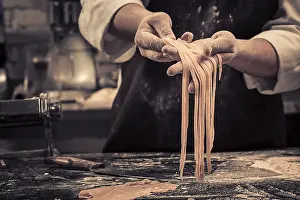 Italian Cuisine Drucke: The chef makes fresh spaghetti from scratch