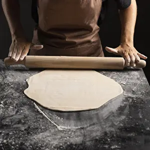 Kitchen Utensils For Cooking Drucke: Chef using rolling pin dough