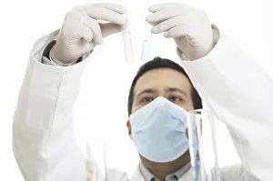 Face Mask Safety Drucke: Chemist in a lab