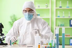 Scientific Experiment Setup Drucke: Chemist working in the lab on new experiment
