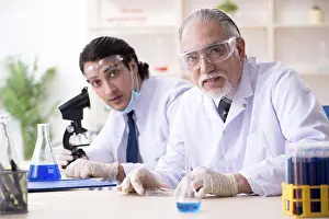 Virus Analysis Drucke: Two chemists working in the lab