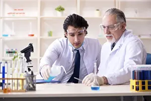 Scientific Experiment Drucke: Two chemists working in the lab
