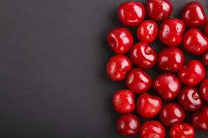 Top View Concept Drucke: Cherries on black background, top view