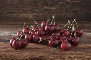 Fresh Cherries Drucke: Cherries on rustic wood