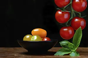 Tomato Varieties Drucke: Cherry tomatoes on the stem and in skin
