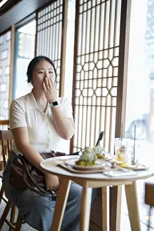Female Portrait Photography Drucke: In a chic cafe at a window table
