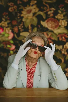 Floral Backdrop Drucke: Chic grandma poses playfully in a studio setting