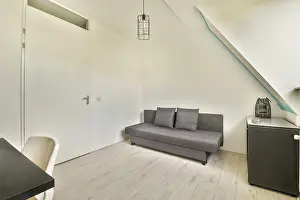 Minimalist Living Space Drucke: A chic and simple interior space featuring a grey sofa