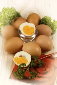 Empty Kitchen Table Setting Drucke: Chicken eggs, breakfast eggs, cooked