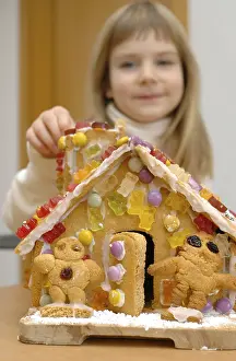 Gingerbread House Drucke: Child with gingerbread house